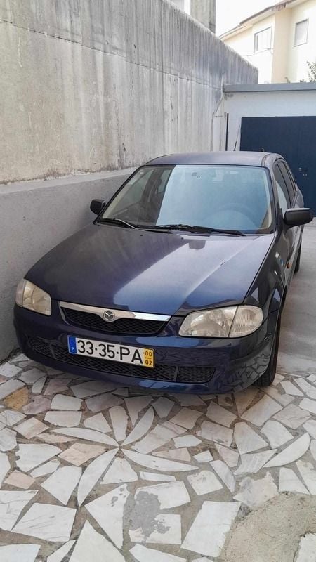 Azul Usado 2000 Mazda 323 Sedan | € 850 - Imagem 1/4