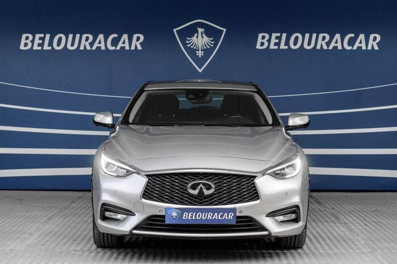 Usado Infiniti Q30 Premium 110 HP (80 kW) 2016 Cinzento Citadino