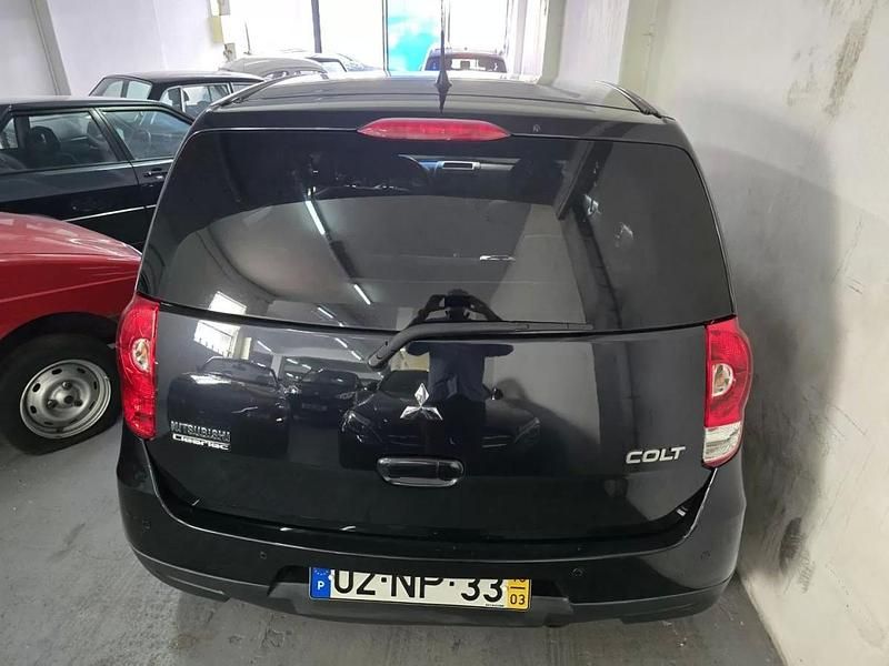 Usado Mitsubishi Colt Invite 95 HP (69 kW) 2013 Preto