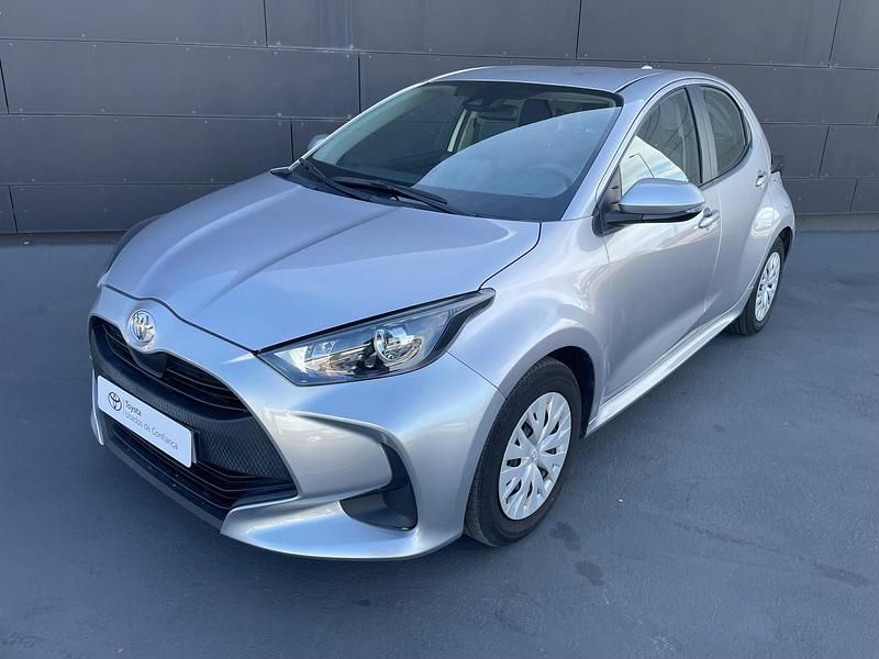 Cinza (pintura metalizada) Usado 2023 Toyota Yaris Comfort Sedan | € 17.750 (Preço justo) - Imagem 1/4