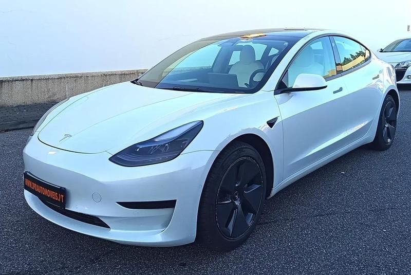 Branco Usado 2022 Tesla Model 3 Standard Range Plus Sedan | € 28.490 (Preço justo) - Imagem 1/4