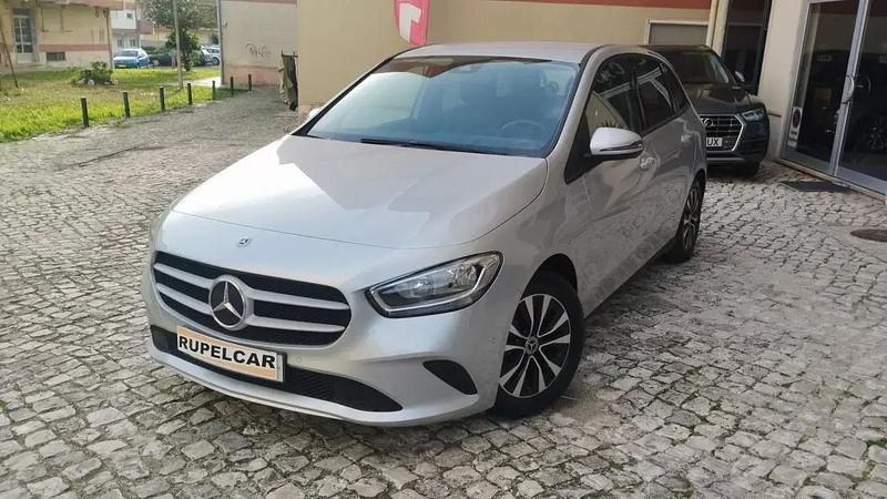 Usado Mercedes B180 Business 116 HP (85 kW) 2021 Cinza prata Monovolume