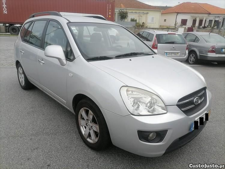 Cinza Usado 2009 Kia Carens Monovolume | € 5.990 - Imagem 1/1