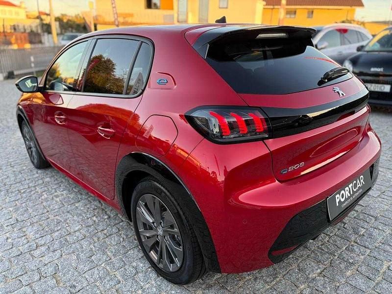 Usado Peugeot e-208 100 kW (136 HP) 2023 Vermelho Citadino