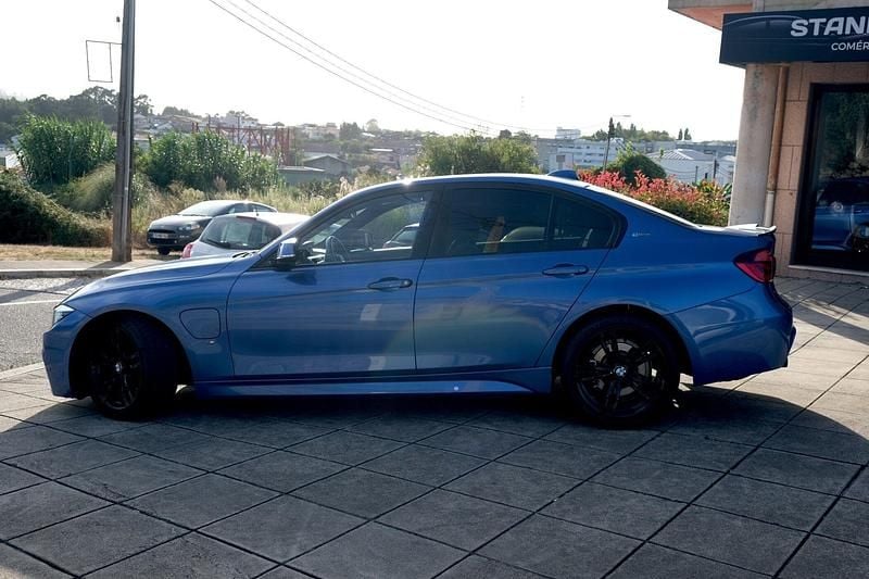 Azul Usado 2017 BMW 330 iPerformance Sedan | € 19.500 - Imagem 1/4