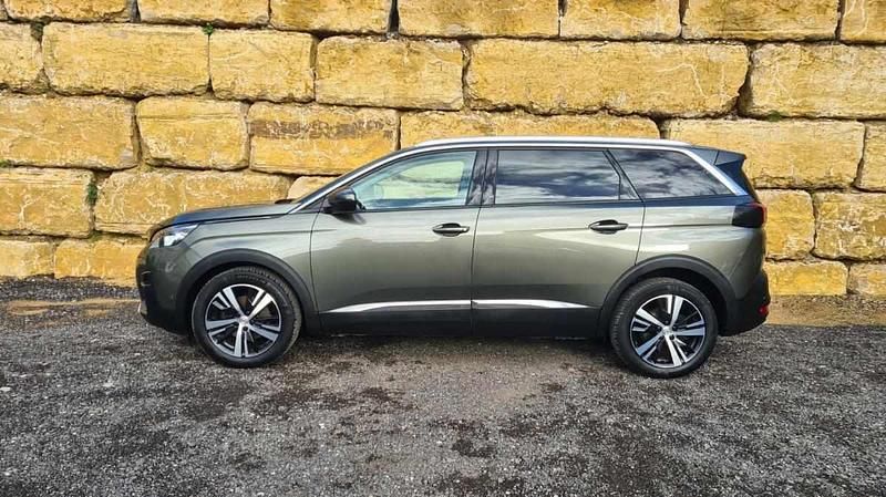 Usado Peugeot 5008 Allure 130 HP (95 kW) 2019 Verde Monovolume