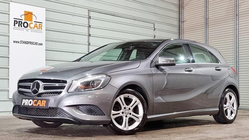 Cinza Usado 2014 Mercedes A180 Edition | € 14.500 (Preço justo) - Imagem 1/4