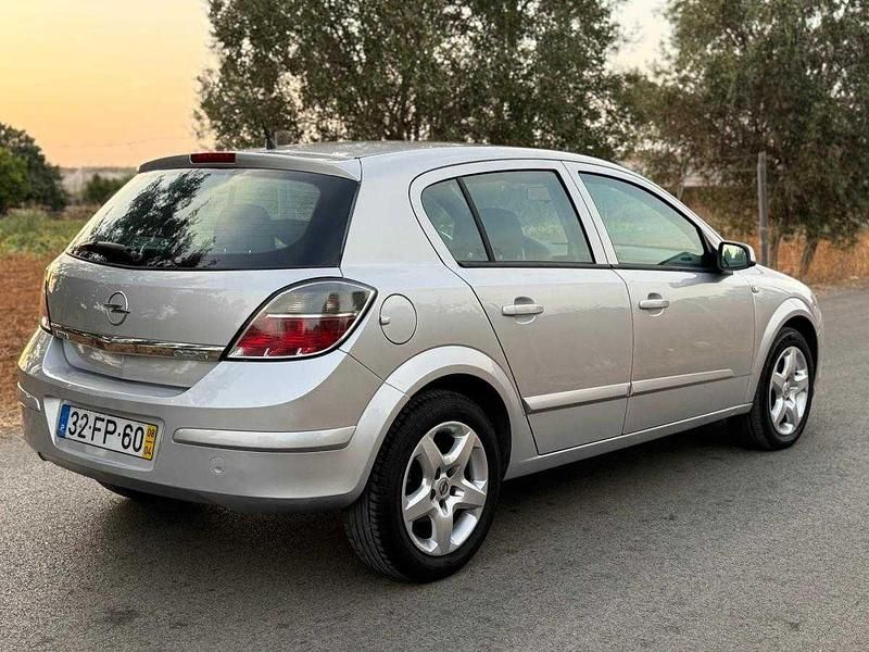 Usado Opel Astra Edition 90 HP (66 kW) 2008 Cinzento Citadino