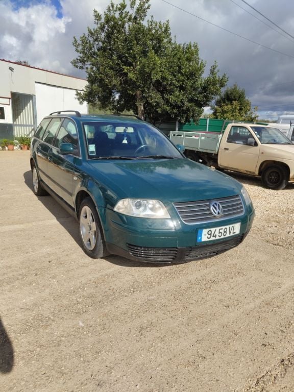 Verde Usado 2001 VW Passat Carrinha | € 4.980 (Caro) - Imagem 1/4