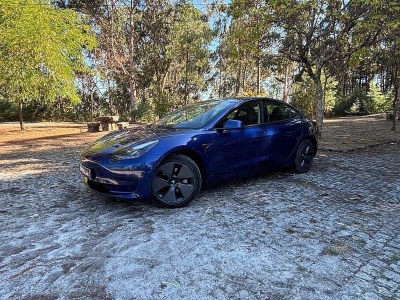 Azul Usado 2021 Tesla Model 3 Standard Range Plus Sedan | € 24.897 (Preço justo) - Imagem 1/4
