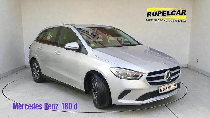Usado Mercedes B180 Business 116 HP (85 kW) 2021 Cinza prata Monovolume