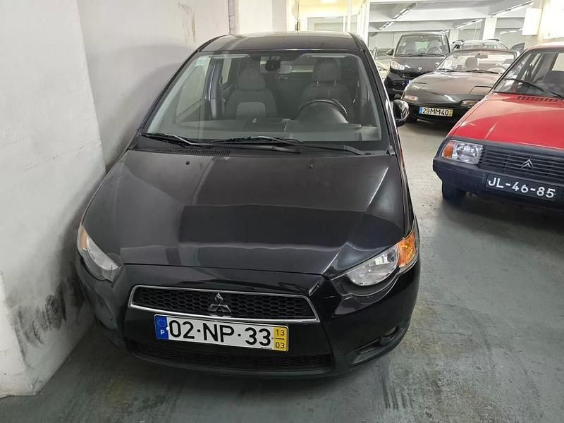 Usado Mitsubishi Colt Invite 95 HP (69 kW) 2013 Preto