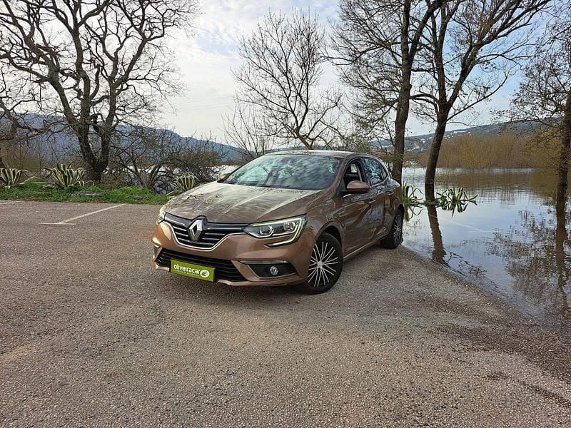 Usado Renault Mégane IV Intens 130 HP (95 kW) 2018 Castanho