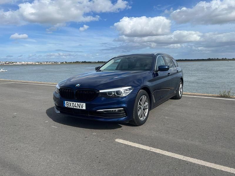 Azul Usado 2019 BMW 518 Luxury Line Carrinha | € 27.500 - Imagem 1/4
