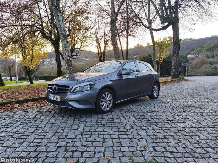 Usado Mercedes A160 89 HP (65 kW) 2014 Cinza