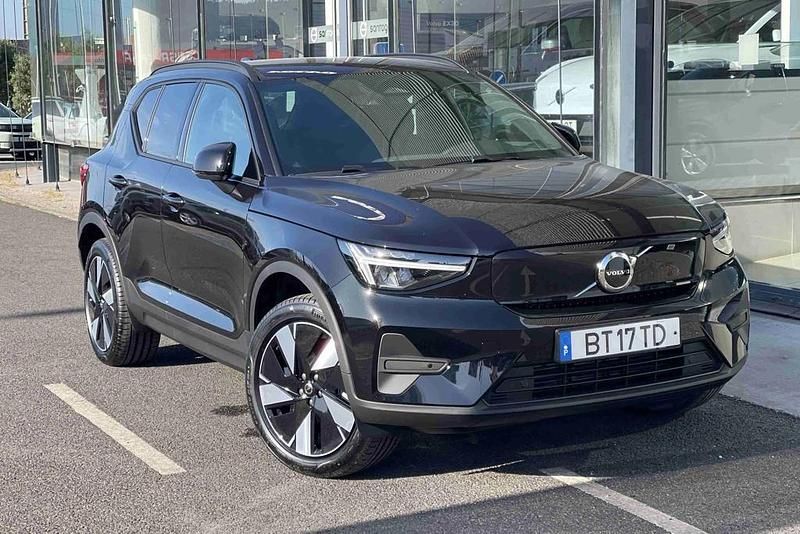 Preto Usado 2025 Volvo XC40 Core SUV | € 47.999 - Imagem 1/4