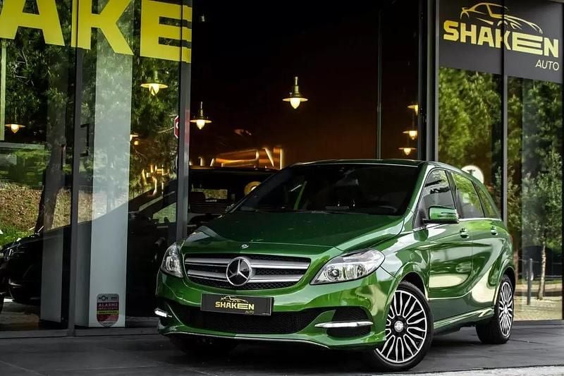 Verde Usado 2017 Mercedes B250e Monovolume | € 14.900 - Imagem 1/4
