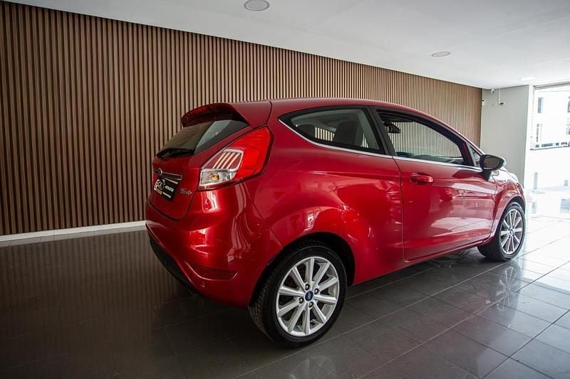 Usado Ford Fiesta ST-Line 100 HP (73 kW) 2016 Vermelho Citadino
