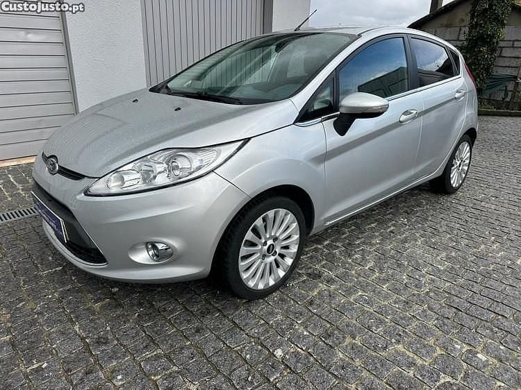 Cinza Usado 2009 Ford Fiesta Titanium Citadino | € 7.250 (Preço justo) - Imagem 1/1