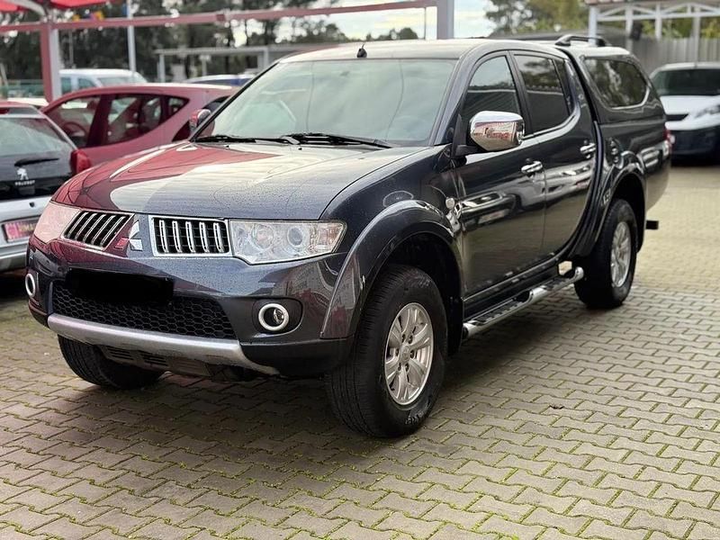 Cinza Usado 2011 Mitsubishi L Intense SUV | € 21.899 (Preço justo) - Imagem 1/4