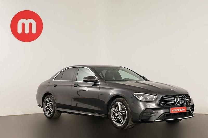 Cinzento Usado 2020 Mercedes E300 Sedan | € 47.999 - Imagem 1/4