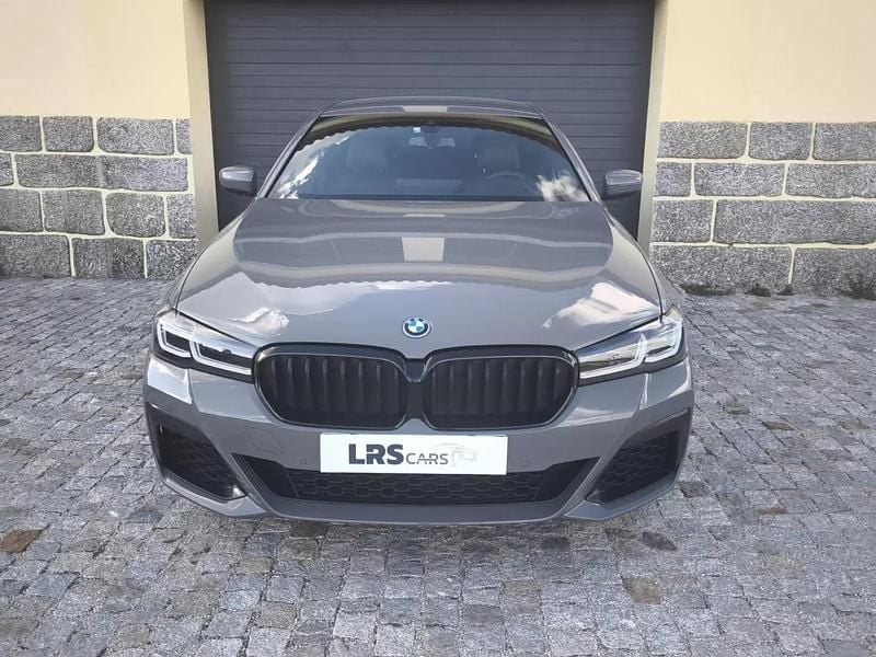 Cinza antracite Usado 2022 BMW 530e Sedan | € 38.990 (Preço justo) - Imagem 1/4