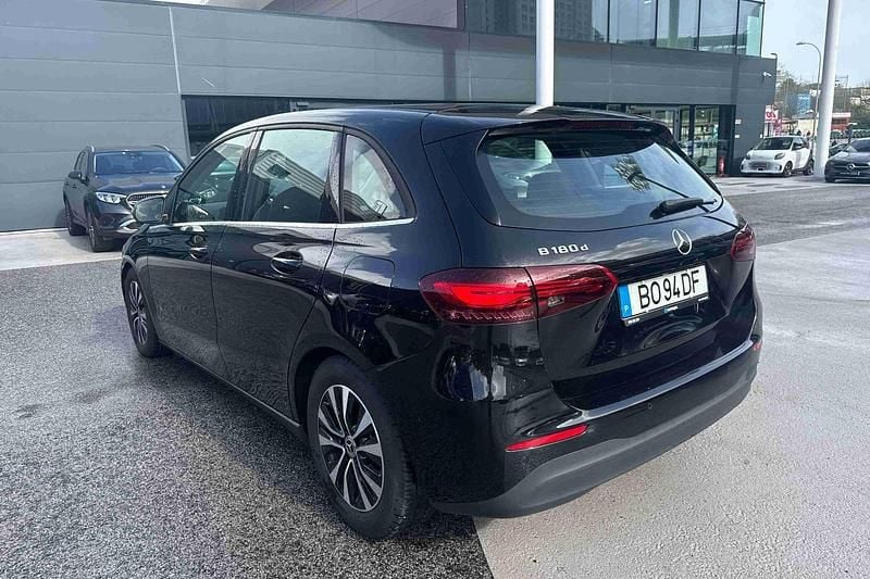 Usado Mercedes B180 116 HP (85 kW) 2024 Preto Monovolume