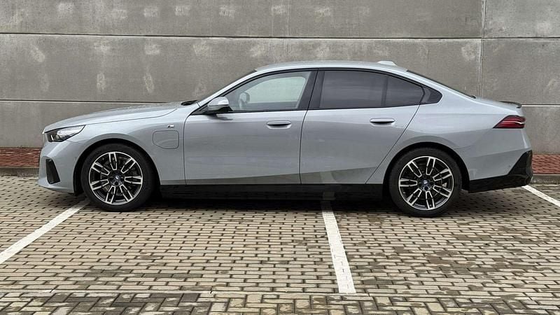 Usado BMW 530e Comfort Edition 299 HP (219 kW) 2024 Cinza brooklyn metalizado Sedan