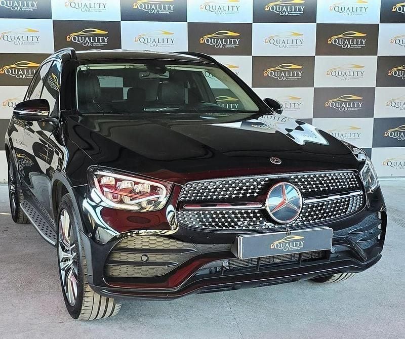 Preto Usado 2022 Mercedes GLC300 Monovolume | € 52.750 - Imagem 1/4