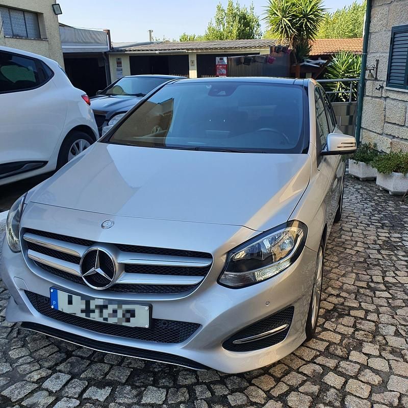 Cinza Usado 2016 Mercedes B180 Style Monovolume | € 18.500 (Caro) - Imagem 1/4