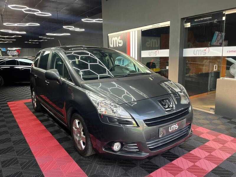 Cinza Usado 2011 Peugeot 5008 Sport Monovolume | € 8.500 - Imagem 1/3