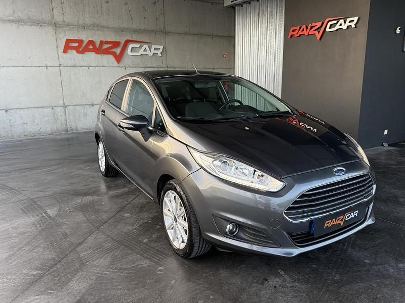 Usado Ford Fiesta Trend 80 HP (58 kW) 2016 Cinzento Citadino