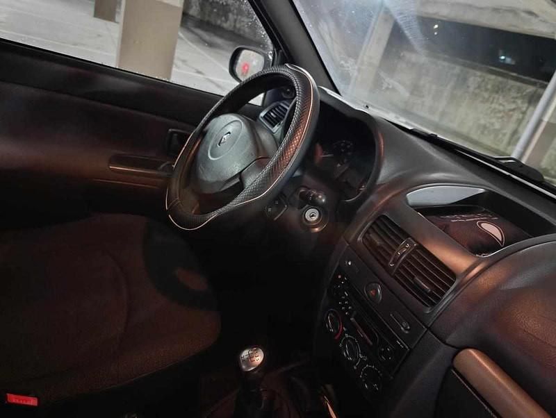 Usado Renault Clio II 65 HP (47 kW) 2004 Preto Citadino