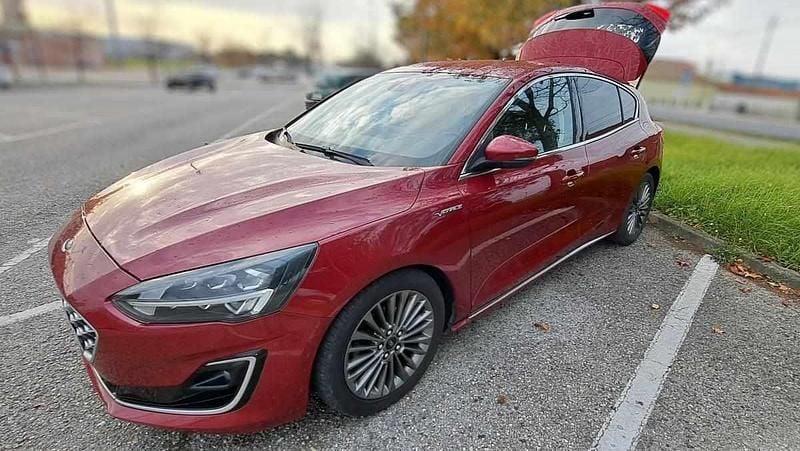Vermelho Usado 2019 Ford Focus Vignale Sedan | € 14.500 (Preço justo) - Imagem 1/4