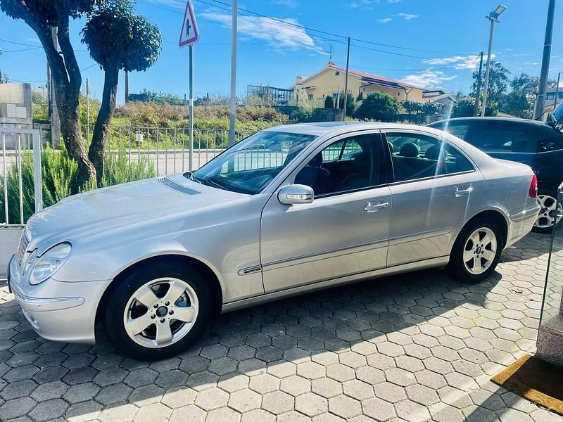 Cinza Usado 2006 Mercedes E220 Elegance Sedan | € 8.990 - Imagem 1/4