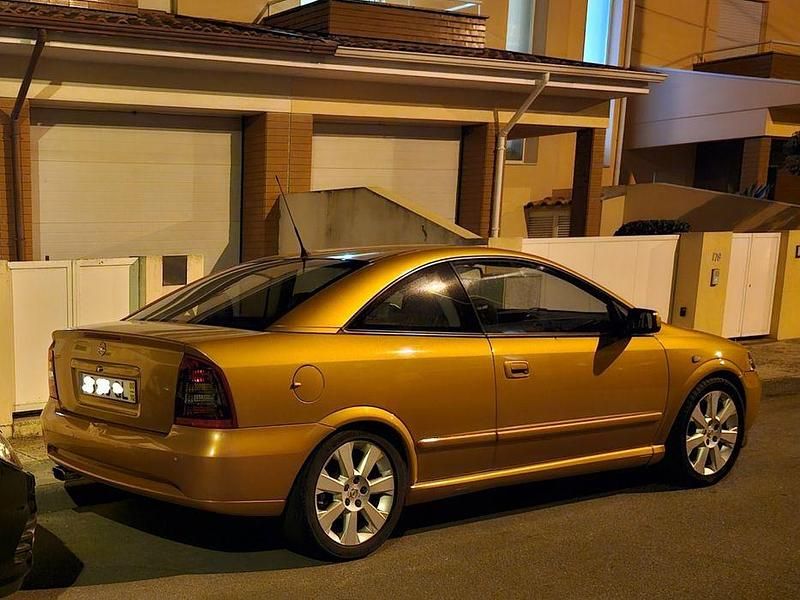 Usado Opel Astra Edition 125 HP (91 kW) 2000 Coupé