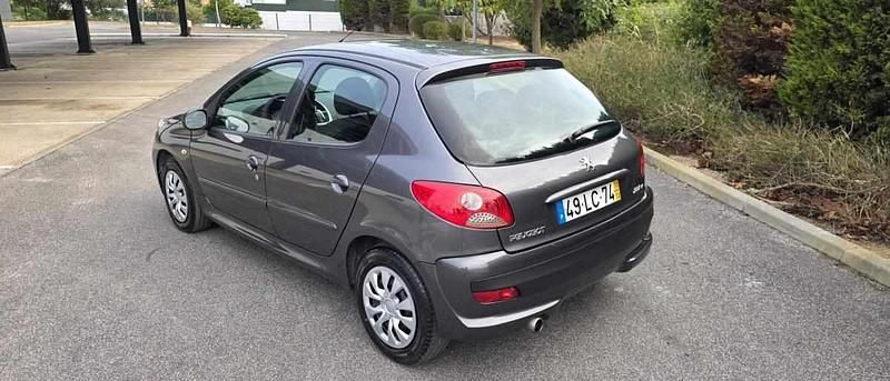 Usado Peugeot 206 68 HP (50 kW) 2010 Cinzento Citadino