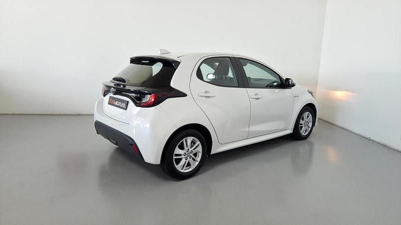 Usado Toyota Yaris Hybrid 92 HP (67 kW) 2021 Branco