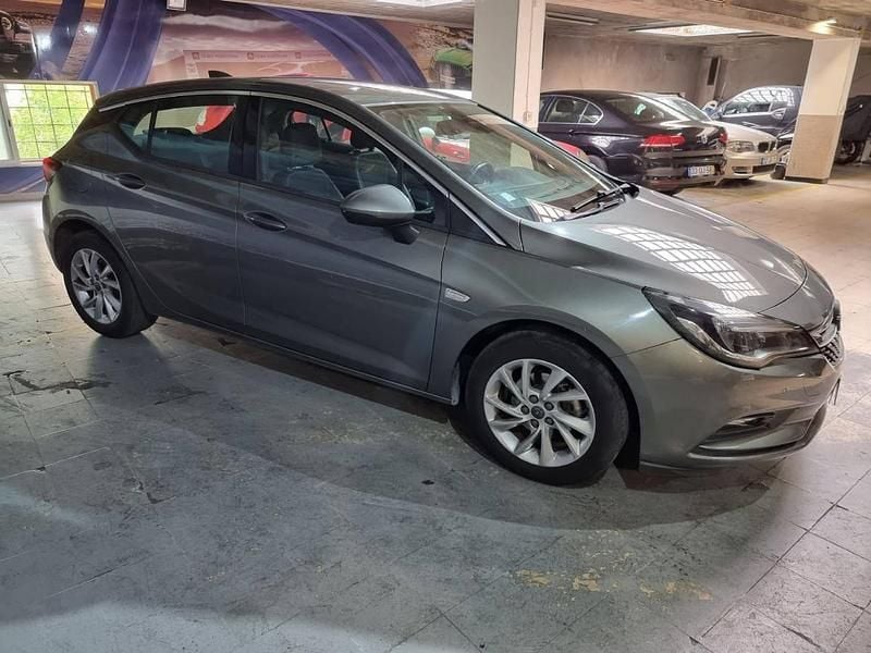 Usado Opel Astra Dynamic 110 HP (80 kW) 2017 Cinzento (metalizado) Citadino