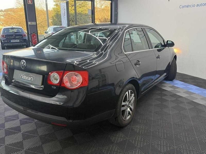 Usado VW Jetta 105 HP (77 kW) 2008 Preto Sedan