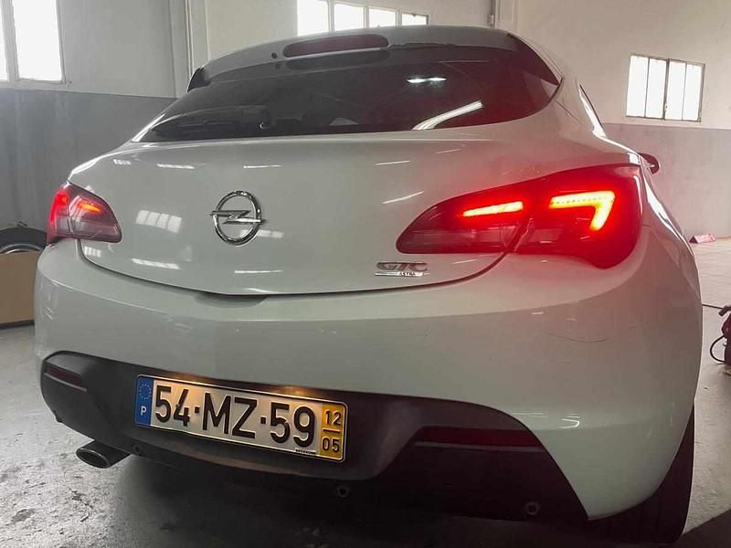Usado Opel Astra 140 HP (102 kW) 2012 Branco Citadino