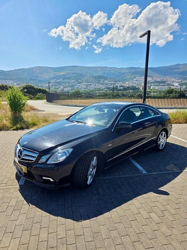 Preto Usado 2009 Mercedes E250 Elegance Coupé | € 17.500 - Imagem 1/4