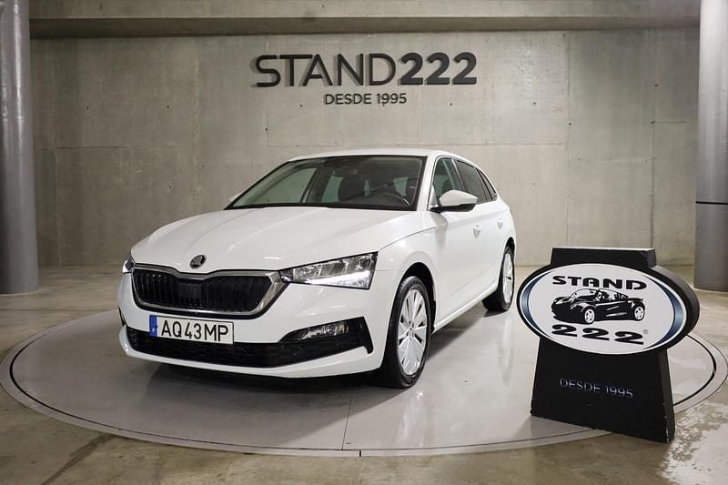 Branco Usado 2022 Skoda Scala Ambition Citadino | € 17.250 (Preço justo) - Imagem 1/4