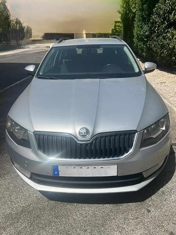 Cinzento Usado 2013 Skoda Octavia Carrinha | € 8.500 - Imagem 1/4