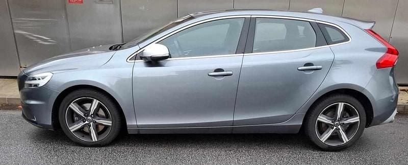 Usado Volvo V40 150 HP (110 kW) 2017 Cinzento Citadino