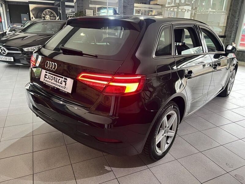 Usado Audi A3 Design 116 HP (85 kW) 2019 Preto Sedan