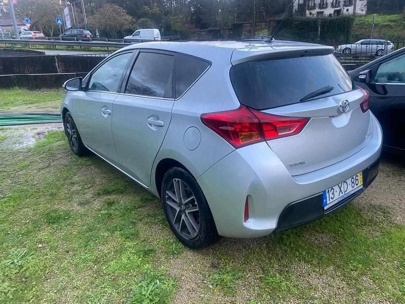 Usado Toyota Auris 90 HP (66 kW) 2014 Cinzento