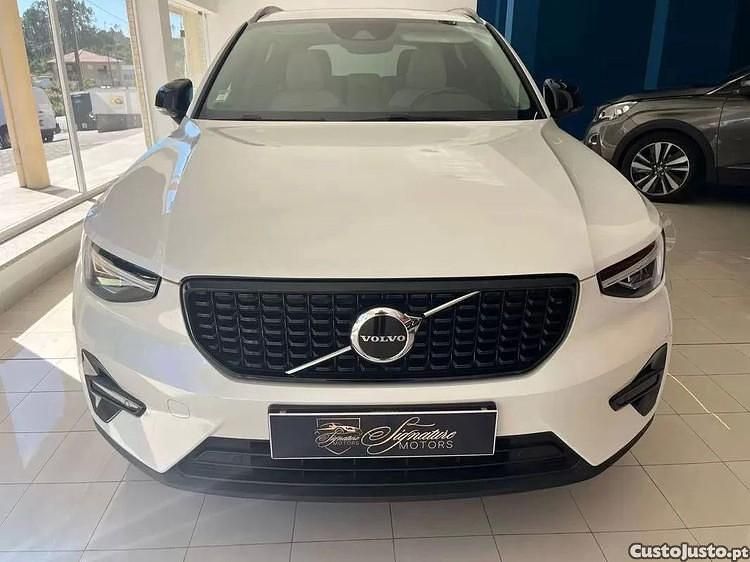 Branco Usado 2023 Volvo XC40 Plus SUV | € 36.900 (Preço justo) - Imagem 1/1