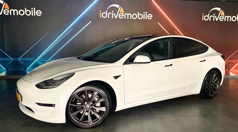 Branco Usado 2020 Tesla Model 3 Sedan | € 29.900 (Preço elevado) - Imagem 1/4