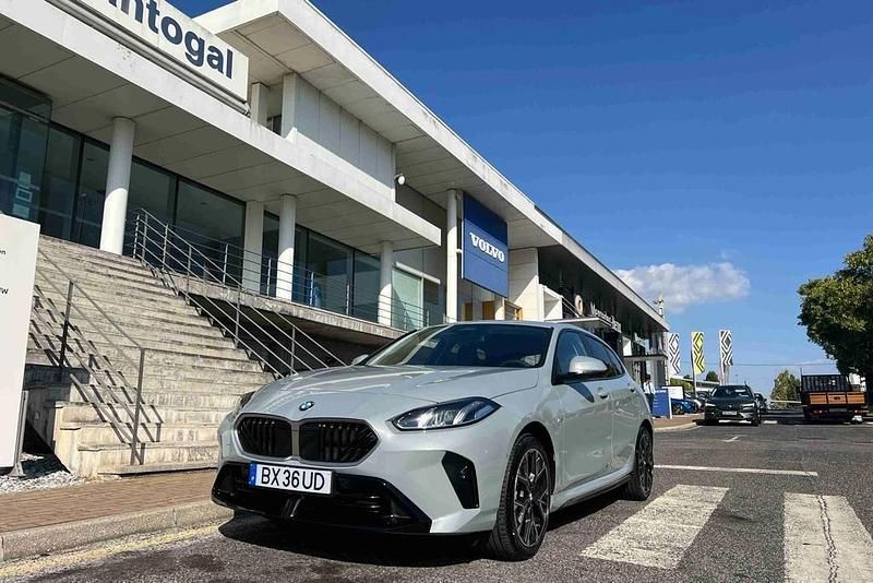Cinzento Novo 2025 BMW 116 Performance Citadino | € 33.860 (Preço justo) - Imagem 1/4